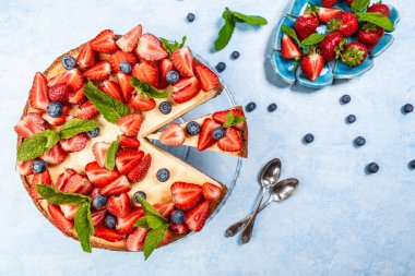Çilekli cheesecake, bahçeden ev yapımı çilek, lezzetli ve basit pasta.