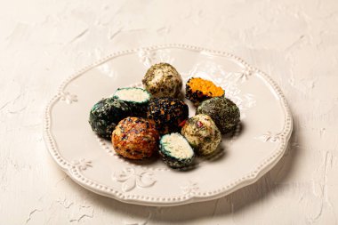 Baharatlı aromatik yağlı Chevre peyniri. Toplarda çiftlik keçisi peyniri..