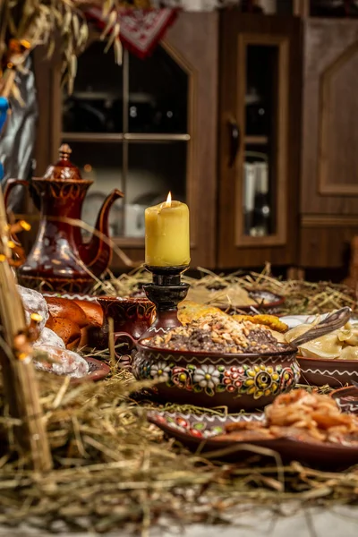 クチャ ナッツ レーズン ケシの種を持つ小麦のお粥 神聖な夜 12のレンタル料理のテーブル ウクライナの伝統的なクリスマスの甘い食事 — ストック写真