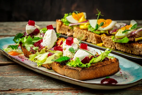 Różne Bruschetta Różnymi Dodatkami Apetyczna Bruschetta Lub Crudo Crostini Ustawione — Zdjęcie stockowe