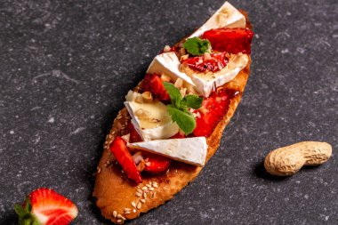 Çilekli, peynirli, fındıklı ve ballı sağlıklı yaz tostu. Fotokopi odalı kahvaltı için meyve bruschetas..
