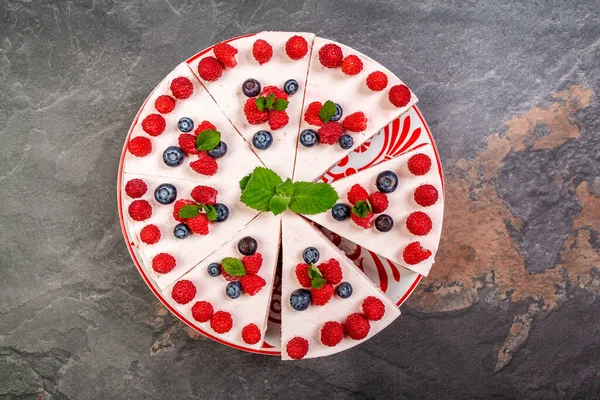 Домашний Кремовый Малиновый Торт Ягодами Мятой Десерт Здоровый Органический Летний — стоковое фото