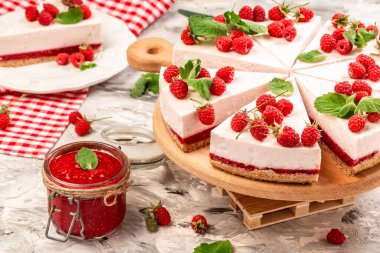 Tatlı olarak taze ahududulu cheesecake, sağlıklı organik yaz tatlısı cheesecake, fotokopi alanı, ev yapımı peynirli kek..