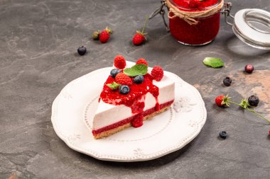 Tabakta lezzetli bir cheesecake var. Ahududu reçelli ev yapımı peynirli kek..