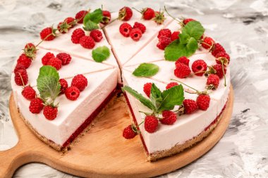 Taze ahududu ve naneli ev yapımı ahududu peynirli kek. sağlıklı organik yaz tatlı pastası cheesecake.