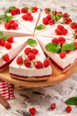 Taze ahududu ve nane şekerli ev yapımı cheesecake, çilekli leziz cheesecake, sağlıklı organik yaz tatlı pastası cheesecake, üst manzara..
