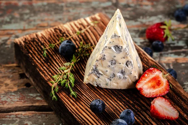 Muy Cerca Están Las Bayas Arándanos Fresas Queso Azul Sobre — Foto de Stock