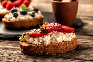Krem peynirli çilekli sandviç, lezzetli kahvaltı ya da atıştırmalık. Yemek tarifi geçmişi. Kapat..