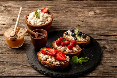 Taze böğürtlenli tatlı sandviçler ve ahududu, krem peynir, nane ve bal, yemek servisi, metin için pankart menüsü yeri.