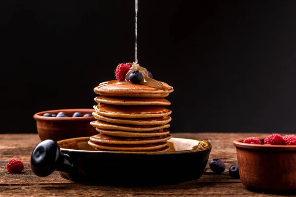 Honig Auf Einen Stapel Leckerer Pfannkuchen Auf Einen Holztisch Gießen — Stockfoto