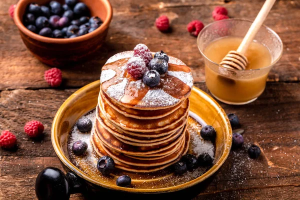 Hausgemachte Klassische Amerikanische Pfannkuchen Mit Frischen Beeren Und Honig Gesundes — Stockfoto