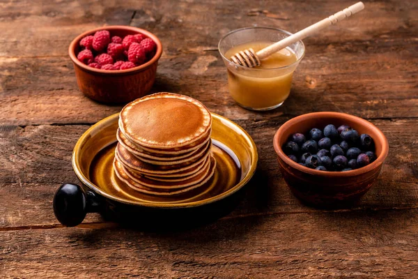 Pancakes Stack Berries Honey Catering Stack Tasty Pancakes Wooden Table — Stock Photo, Image
