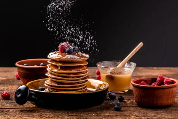 Auf Einem Dunklen Tisch Stapeln Sich Pfannkuchen Mit Zuckerpuder Hausgemachte — Stockfoto