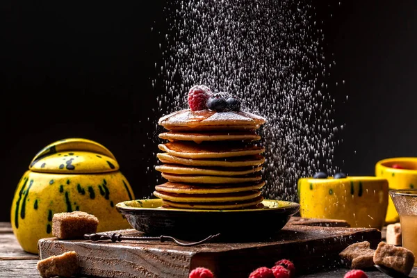 Auf Einem Dunklen Holztisch Stapeln Sich Pfannkuchen Mit Zuckerpuder Kopieren — Stockfoto