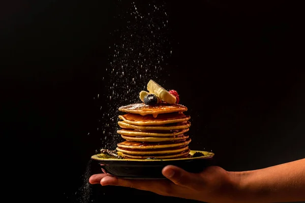 Süße Hausgemachte Pfannkuchen Mit Früchten Auf Weiblicher Hand Dunkler Hintergrund — Stockfoto