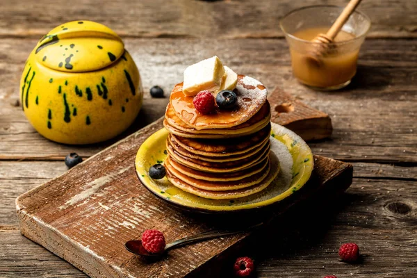 Köstliche Pfannkuchen Mit Beeren Honig Oder Ahornsirup Hausgemachte Pfannkuchen Essen — Stockfoto