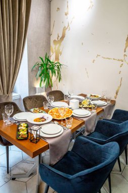 Gözlüklere odaklan. Restorandaki ziyafet masası, ziyafetten önceki hazırlık. İçi rahat bir restoran..