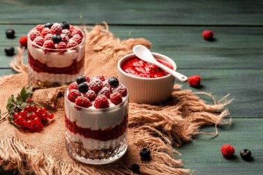 Yaban mersini ve ahududu parfümleri, ahşap bir arka planda, Mason kavanozlarında. Ahududu Smoothie.