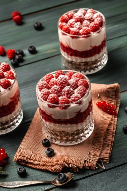 Granola, böğürtlen ve kremalı parfe. Taze ahududu tatlısı, yemek servisi..