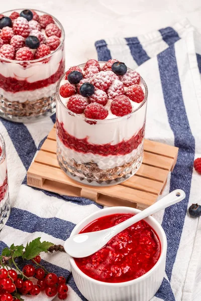 Parfait Yogur Arándanos Frambuesas Con Granola Vidrio Concepto Pérdida Peso —  Fotos de Stock