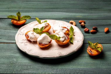 Izgara kayısı, nektarin, dondurmalı şeftali, nane yaprağı, afiş, yemek tarifi tarifi yeri, metin, üst görünüm.