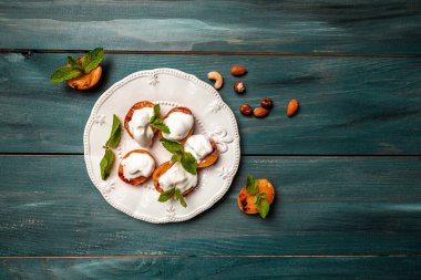 Vanilyalı ızgara şeftali, pankart, yemek tarifi yeri metin, üst görünüm.