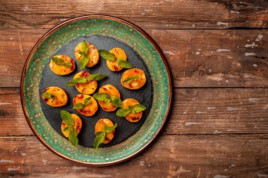 Yaz tatlıları, ızgarada naneli olgun şeftaliler, yakın plan. Pankart, yemek servisi menü tarifi yeri, metin, üst görünüm.