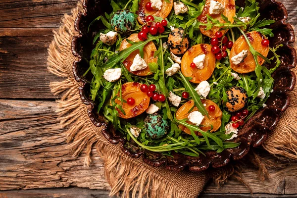 Grillad Persikosallad Med Ruccola Bär Fårost Trä Bakgrund Lång Banner — Stockfoto