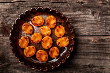 Taze şeftali. Kayısılar, nektarinler, ızgara ahşap arka planda şeftaliler. Pankart, yemek servisi menü tarifi yeri, metin, üst görünüm.