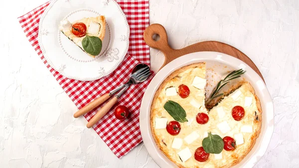 Spinaci Fatti Casa Torta Francese Quiche Lorraine Tavola Legno Ricetta — Foto Stock