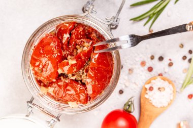 Bir kase güneşte kurutulmuş domates sarımsak, kekik, zeytinyağı, yemek tarifi geçmişi. Kapat..