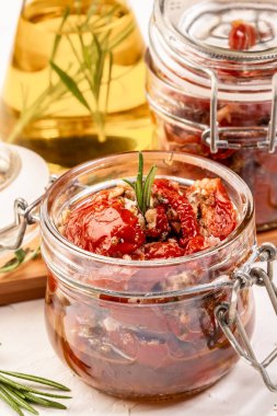 Güneş, kurutulmuş domates, sarımsak, kekik, zeytinyağı.