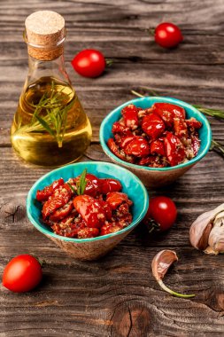 Bir kase güneşte kurutulmuş domates sarımsak, kekik, zeytinyağı, üst manzara..