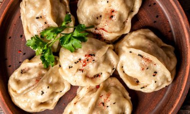 Yemek tarifi geçmişi. Özbek geleneksel bir kasede kaynamış Manti ya da uyuz köftesi hazırladı,