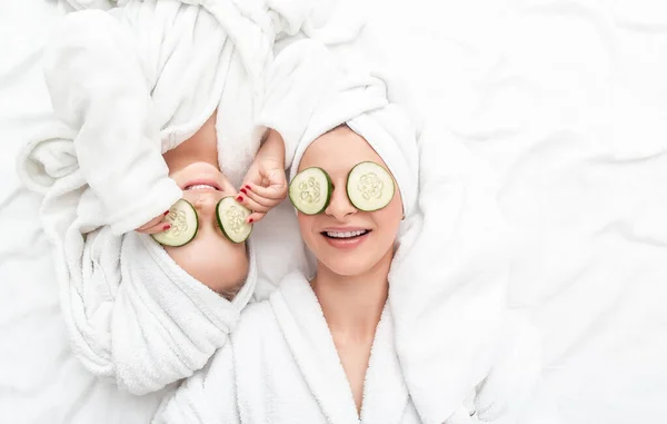 Ibu Dan Anak Perempuan Yang Mengenakan Masker Wajah Mengoleskan Potongan — Stok Foto