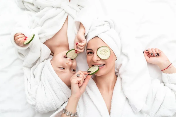 Ibu Dan Anak Perempuan Yang Mengenakan Masker Wajah Mengoleskan Potongan — Stok Foto