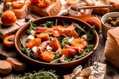 Izgara şeftali ve bocconcini ile yeşil salata.