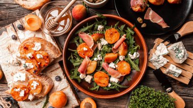 Kızarmış şeftali salatası, marul, mavi peynir, prosciutto, dor mavi peynir, lezzetli kahvaltı veya aperatif, üst manzara.