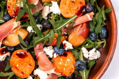 Kızarmış şeftali ve mavi peynirli taze salata roka yaprakları. Sağlıklı yiyecekler. Diyet menüsü.