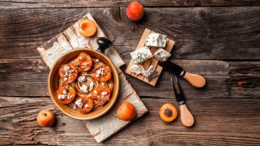 Kızarmış şeftali ve keçi peyniri, lezzetli atıştırmalık. Vejetaryen yemeği. Düz yatıyordu. Pankart. Üst görünüm.