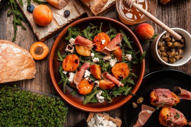 Diyet menüsü. Sağlıklı salata, mavi peynirli şeftali. Pankart. Üst görünüm.