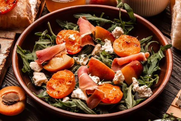 Menú Dieta Ensalada Saludable Verduras Frescas Melocotón Con Queso Azul — Foto de Stock