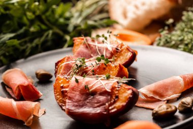 Lezzetli ve sağlıklı yemek jambonlu ızgara şeftali, kapari, mikroyeşil, yemek tarifi geçmişi.