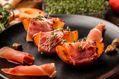 Lezzetli ve sağlıklı yemek jambonlu ızgara şeftali, kapari, mikroyeşil, yemek tarifi geçmişi.