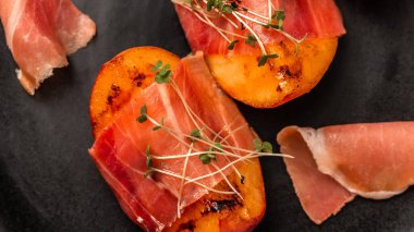 Jambonlu ızgara şeftali, mikroyeşil, yemek tarifi geçmişi....