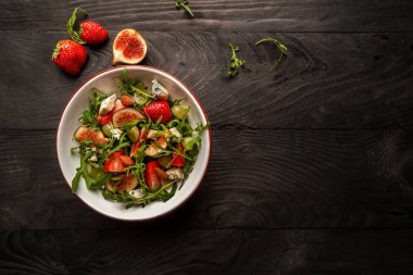 İncirli vejetaryen salatası, çilek, üzüm, mavi peynirli dorblu. Pankart, yemek servisi menü tarifi yeri, metin, üst görünüm.