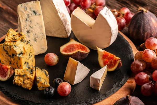 Meyve ve üzümlü peynir çeşitleri, şarap ve romantik yemekler..