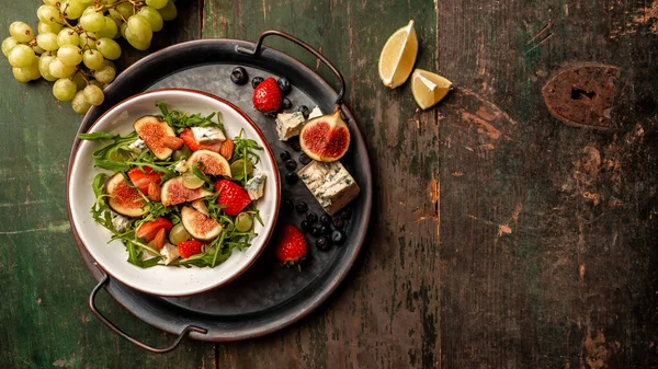 Vegetarisk Sallad Med Fikon Jordgubbar Druvor Blåmögelost Dorblu Lång Banner — Stockfoto