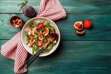 İncirli vejetaryen salatası, çilek, üzüm, mavi peynirli dorblu. Pankart, yemek servisi menü tarifi yeri, metin, üst görünüm,