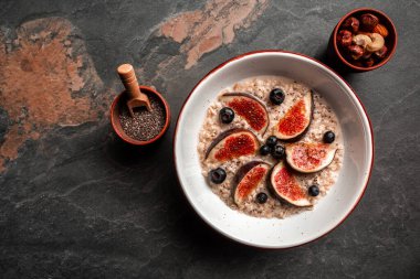 Sağlıklı bir kahvaltı için gereken malzemeler yulaf ezmesi, yaban mersini, incir, chia tohumu ve fındık, sağlıklı kahvaltı glüten, laktozsuz, fitness yiyeceği..